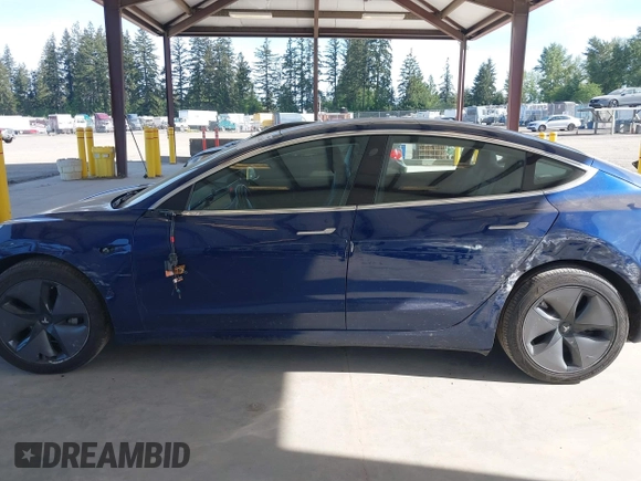 2018 Tesla Model 3 Long Range Battery z VIN 5YJ3E1EA6JF041970, wystawiony jako IAAI lot #42224514 z przebiegiem 79 744 mil mil oraz . Historia ofert i sprzedaży dostępna na DreamBid. Obrazek 14.