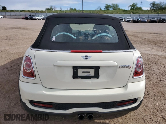 2012 MINI Convertible S z VIN WMWZP3C58CT250629, wystawiony jako Copart lot #57265655 z przebiegiem 99 216 mil mil oraz Szkoda całkowita • Salvage title. Historia ofert i sprzedaży dostępna na DreamBid. Obrazek 6.