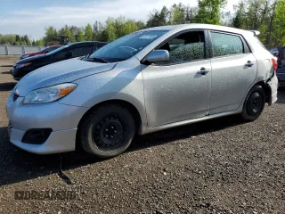 2009 Toyota Matrix S z VIN 2T1KE40E89C015166, wystawiony jako Copart lot #57277935 z przebiegiem 278 143 mil mil oraz Czysty tytuł • Clean title. Historia ofert i sprzedaży dostępna na DreamBid. Obrazek 1.
