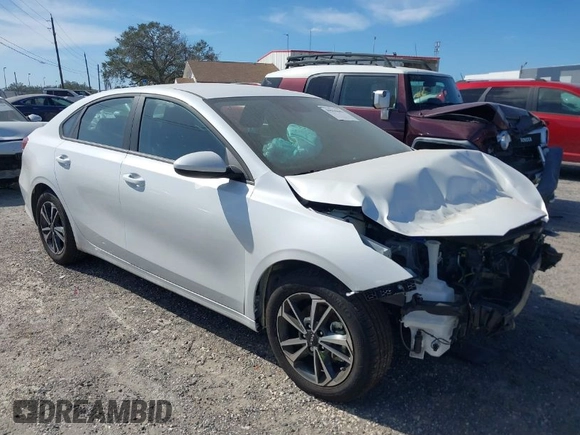 2024 Kia Forte LXS z VIN 3KPF24AD8RE794263, wystawiony jako IAAI lot #40550643 z przebiegiem 10 318 mil mil oraz . Historia ofert i sprzedaży dostępna na DreamBid. Obrazek 1.