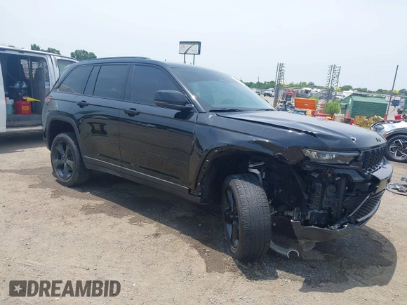 2023 Jeep Grand Cherokee Laredo z VIN 1C4RJGAG7PC648078, wystawiony jako IAAI lot #42474047 z przebiegiem 25 663 mil mil oraz . Historia ofert i sprzedaży dostępna na DreamBid. Obrazek 1.