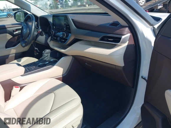 2022 Toyota Highlander XLE with VIN 5TDHZRBH6NS172134, listed as a IAAI auction lot 42656687 with 39,856 mi miles and . Bid and sale history available at DreamBid. Image 5.