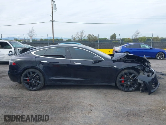 2016 Tesla Model S 90D z VIN 5YJSA1E4XGF171681, wystawiony jako IAAI lot #41836005 z przebiegiem 81 063 mil mil oraz . Historia ofert i sprzedaży dostępna na DreamBid. Obrazek 14.