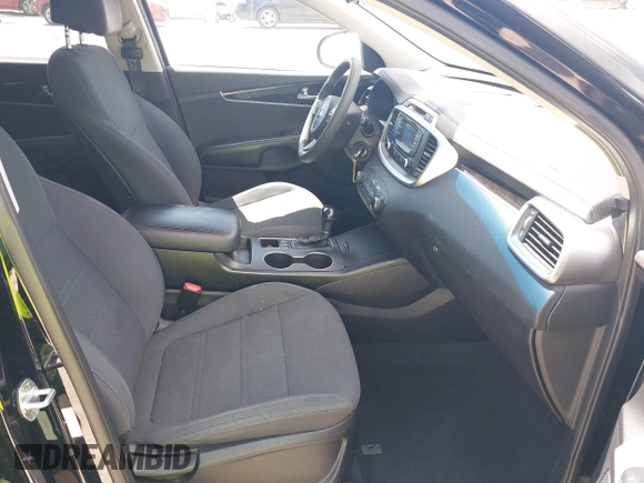 2017 Kia Sorento LX z VIN 5XYPGDA51HG330957, wystawiony jako IAAI lot #42189378 z przebiegiem 139 835 mil mil oraz . Historia ofert i sprzedaży dostępna na DreamBid. Obrazek 5.