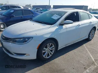 2015 Chrysler 200 Limited z VIN 1C3CCCAB9FN621503, wystawiony jako IAAI lot #42238642 z przebiegiem 128 397 mil mil oraz . Historia ofert i sprzedaży dostępna na DreamBid. Obrazek 2.