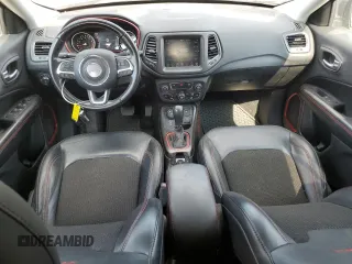 2020 Jeep Compass Trailhawk z VIN 3C4NJDDB4LT106769, wystawiony jako Copart lot #63082475 z przebiegiem 82 390 mil mil oraz Szkoda całkowita • Salvage title. Historia ofert i sprzedaży dostępna na DreamBid. Obrazek 8.
