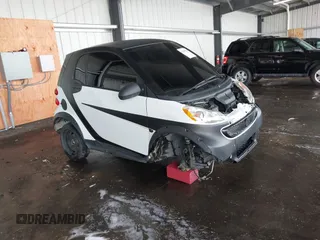 2014 Smart fortwo Pure z VIN WMEEJ3BA4EK737709, wystawiony jako IAAI lot #42105265 z przebiegiem 23 970 mil mil oraz . Historia ofert i sprzedaży dostępna na DreamBid. Obrazek 1.