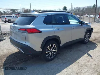 2022 Toyota Corolla Cross XLE z VIN 7MUEAABG1NV020142, wystawiony jako IAAI lot #41925148 z przebiegiem 36 047 mil mil oraz . Historia ofert i sprzedaży dostępna na DreamBid. Obrazek 4.