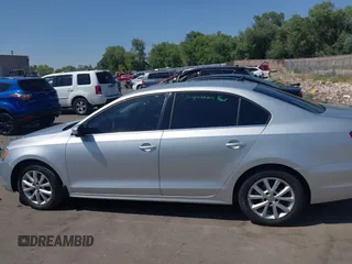2014 Volkswagen Jetta SE z VIN 3VWD17AJ6EM234451, wystawiony jako IAAI lot #42544809 z przebiegiem 140 009 mil mil oraz . Historia ofert i sprzedaży dostępna na DreamBid. Obrazek 15.