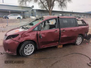 2013 Toyota Sienna XLE AAS z VIN 5TDYK3DC8DS381909, wystawiony jako Copart lot #52791735 z przebiegiem Nie podano mil oraz Nie do naprawy • Non repairable. Historia ofert i sprzedaży dostępna na DreamBid. Obrazek 1.