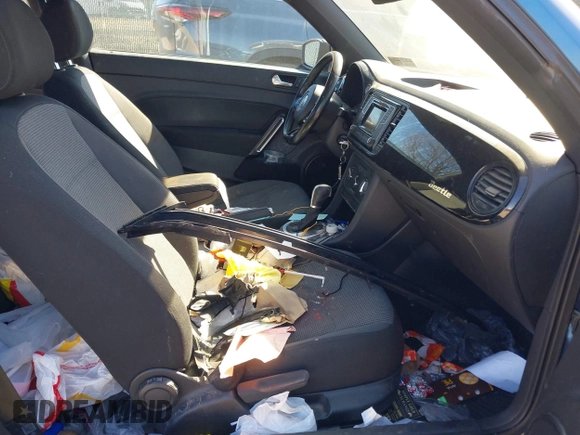 2018 Volkswagen Beetle S z VIN 3VWFD7ATXJM711734, wystawiony jako IAAI lot #41704497 z przebiegiem 66 702 mil mil oraz . Historia ofert i sprzedaży dostępna na DreamBid. Obrazek 5.