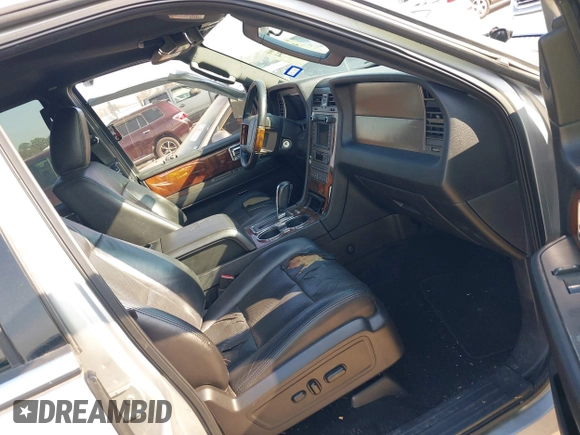 2011 Lincoln Navigator z VIN 5LMJJ2H56BEJ08330, wystawiony jako IAAI lot #41668494 z przebiegiem 266 944 mil mil oraz . Historia ofert i sprzedaży dostępna na DreamBid. Obrazek 5.
