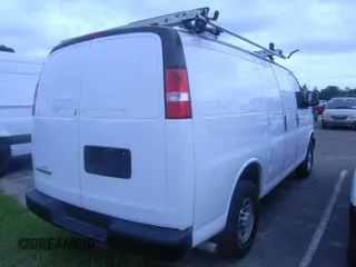 2018 Chevrolet Express Cargo z VIN 1GCWGAFPXJ1342003, wystawiony jako IAAI lot #42435505 z przebiegiem 146 330 mil mil oraz . Historia ofert i sprzedaży dostępna na DreamBid. Obrazek 1.