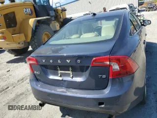 2013 Volvo S60 T5 Premier z VIN YV1612FS6D1228039, wystawiony jako Copart lot #58237355 z przebiegiem 173 884 mil mil oraz Tytuł czysty. Historia ofert i sprzedaży dostępna na DreamBid. Obrazek 6.