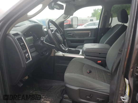 2018 Ram 3500 Big Horn z VIN 3C63RRHL0JG199965, wystawiony jako Copart lot #59881035 z przebiegiem 108 305 mil mil oraz Czysty tytuł • Clean title. Historia ofert i sprzedaży dostępna na DreamBid. Obrazek 7.