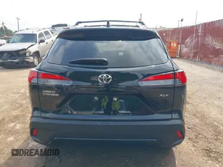 2024 Toyota Corolla Cross XLE z VIN 7MUDAAAG4RV099759, wystawiony jako IAAI lot #42123306 z przebiegiem 6 259 mil mil oraz . Historia ofert i sprzedaży dostępna na DreamBid. Obrazek 17.