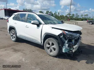 2022 Toyota RAV4 XLE with VIN 2T3P1RFV9NW266137, listed as a IAAI auction lot 41500892 with 15,454 mi miles. Bid and sale history available at carsss.com. Image 1.
