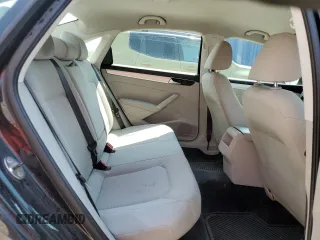 2017 Volkswagen Passat S z VIN 1VWAT7A38HC014720, wystawiony jako Copart lot #58744235 z przebiegiem 273 593 mil mil oraz Czysty tytuł • Clean title. Historia ofert i sprzedaży dostępna na DreamBid. Obrazek 10.