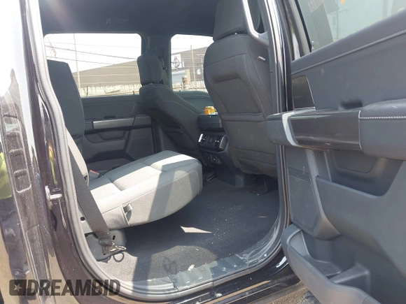 2023 Ford F-150 XL z VIN 1FTEW1EP6PKF23103, wystawiony jako IAAI lot #42390868 z przebiegiem 15 149 mil mil oraz . Historia ofert i sprzedaży dostępna na DreamBid. Obrazek 8.