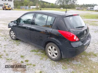 2009 Nissan Versa SL z VIN 3N1BC13E49L488417, wystawiony jako IAAI lot #41943795 z przebiegiem 221 010 mil mil oraz . Historia ofert i sprzedaży dostępna na DreamBid. Obrazek 3.