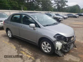 2007 Nissan Versa SL z VIN 3N1BC11E57L416352, wystawiony jako Copart lot #56119895 z przebiegiem 134 958 mil mil oraz Szkoda całkowita • Salvage title. Historia ofert i sprzedaży dostępna na DreamBid. Obrazek 4.
