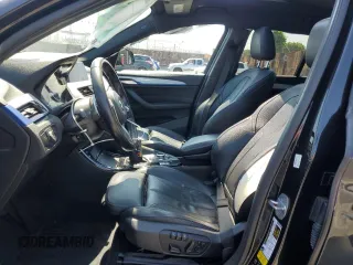 2018 BMW X1 xDrive28i z VIN WBXHT3C33J5L24441, wystawiony jako Copart lot #60468645 z przebiegiem 83 339 mil mil oraz Szkoda całkowita • Salvage title. Historia ofert i sprzedaży dostępna na DreamBid. Obrazek 7.