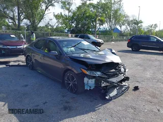 2018 Toyota Camry LE z VIN 4T1B11HK0JU014813, wystawiony jako IAAI lot #41945002 z przebiegiem Nie podano mil oraz . Historia ofert i sprzedaży dostępna na DreamBid. Obrazek 1.