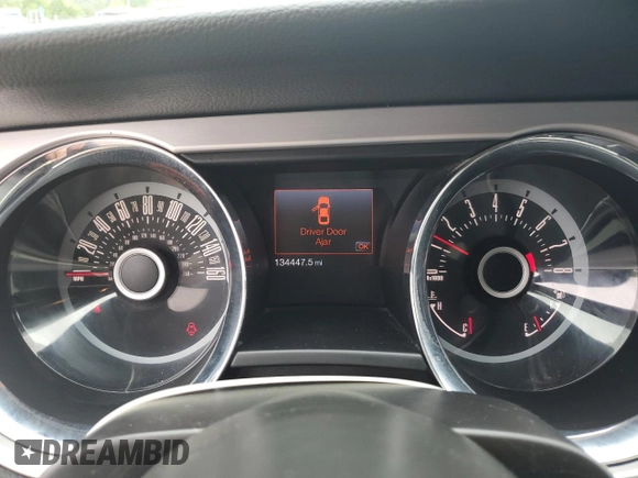 2013 Ford Mustang V6 z VIN 1ZVBP8AM1D5223156, wystawiony jako Copart lot #54687355 z przebiegiem 134 447 mil mil oraz Szkoda całkowita • Salvage title. Historia ofert i sprzedaży dostępna na DreamBid. Obrazek 9.