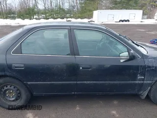 1998 Toyota Camry LE z VIN 4T1BG22K7WU236334, wystawiony jako IAAI lot #41662673 z przebiegiem 182 960 mil mil oraz . Historia ofert i sprzedaży dostępna na DreamBid. Obrazek 15.