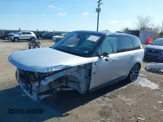 2024 Land Rover Range Rover SE z VIN SALKP9FU9RA216190, wystawiony jako IAAI lot #41877509 z przebiegiem 8171 mil mil oraz . Historia ofert i sprzedaży dostępna na DreamBid. Obrazek 2.