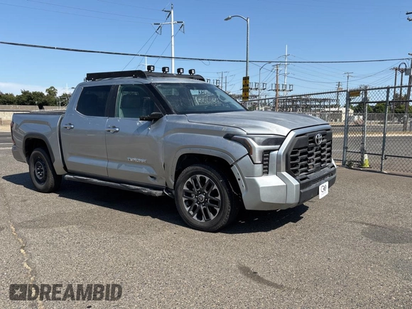 2024 Toyota Tundra Limited z VIN 5TFJA5DB5RX167288, wystawiony jako Copart lot #60570325 z przebiegiem 3 887 mil mil oraz Szkoda całkowita • Salvage title. Historia ofert i sprzedaży dostępna na DreamBid. Obrazek 1.