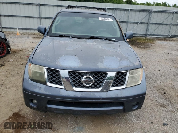 2005 Nissan Pathfinder LE z VIN 5N1AR18U95C706750, wystawiony jako Copart lot #81186314 z przebiegiem 259 815 mil mil oraz Szkoda całkowita • Salvage title. Historia ofert i sprzedaży dostępna na DreamBid. Obrazek 5.