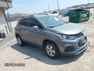 2020 Chevrolet Trax LT z VIN 3GNCJPSBXLL275553, wystawiony jako IAAI lot #42244910 z przebiegiem 79 130 mil mil oraz . Historia ofert i sprzedaży dostępna na DreamBid. Obrazek 1.