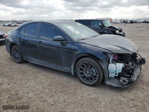 2025 Toyota Camry LE with VIN 4T1DAACK7SU556301, listed as a Copart auction lot 47483165 with 2,696 mi miles and Salvage Title. Bid and sale history available at carsss.com. Image 4.