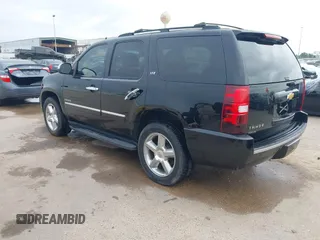2014 Chevrolet Tahoe LTZ z VIN 1GNSCCE04ER141920, wystawiony jako IAAI lot #41484239 z przebiegiem 98 855 mil mil oraz . Historia ofert i sprzedaży dostępna na DreamBid. Obrazek 3.