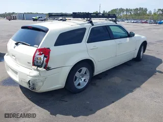 2005 Dodge Magnum SE with VIN 2D4FV48V85H648064, listed as a IAAI auction lot 41930901 with 213,453 mi miles. Bid and sale history available at carsss.com. Image 4.