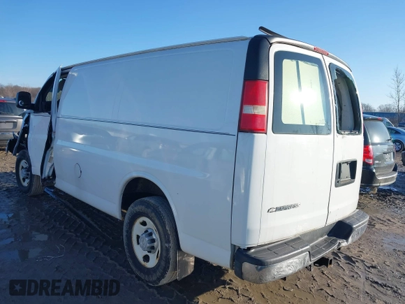2007 Chevrolet Express Cargo Van with VIN 1GCGG25V571105406, listed as a IAAI auction lot 41176630 with 134,630 mi miles. Bid and sale history available at carsss.com. Image 3.