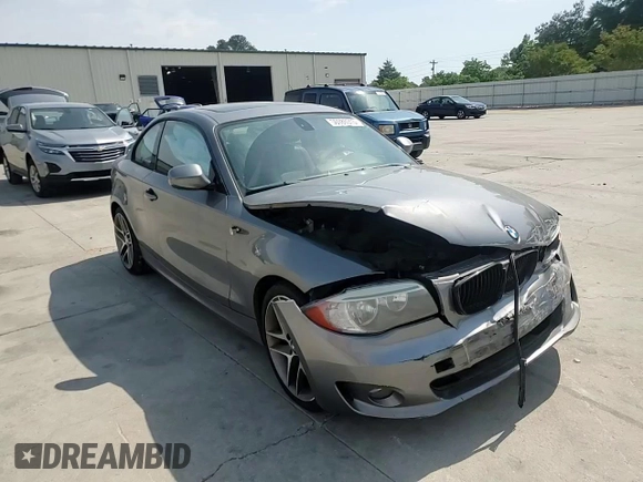 2013 BMW 1 Series 128i z VIN WBAUP9C58DVS95329, wystawiony jako Copart lot #56986015 z przebiegiem 115 518 mil mil oraz Szkoda całkowita • Salvage title. Historia ofert i sprzedaży dostępna na DreamBid. Obrazek 13.