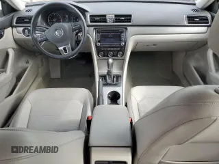 2014 Volkswagen Passat SE z VIN 1VWBT7A30EC076841, wystawiony jako Copart lot #52970685 z przebiegiem 142 628 mil mil oraz Szkoda całkowita • Salvage title. Historia ofert i sprzedaży dostępna na DreamBid. Obrazek 8.
