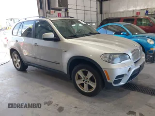 2012 BMW X5 35d z VIN 5UXZW0C53CL674187, wystawiony jako IAAI lot #42274931 z przebiegiem 272 642 mil mil oraz . Historia ofert i sprzedaży dostępna na DreamBid. Obrazek 1.