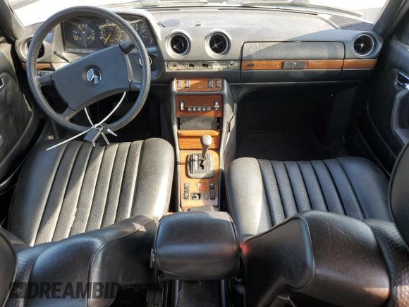 1984 Mercedes-Benz 300 D с VIN WDBAB33A1EA083118, выставлен на аукционе Copart как лот 56901585 с пробегом 157 356 миль миль и Списание • Salvage title. История ставок и продаж доступна на DreamBid. Изображение 8.