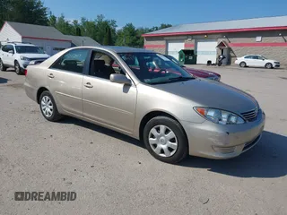 2005 Toyota Camry STD z VIN 4T1BE32K05U529292, wystawiony jako IAAI lot #42562417 z przebiegiem 106 993 mil mil oraz . Historia ofert i sprzedaży dostępna na DreamBid. Obrazek 1.