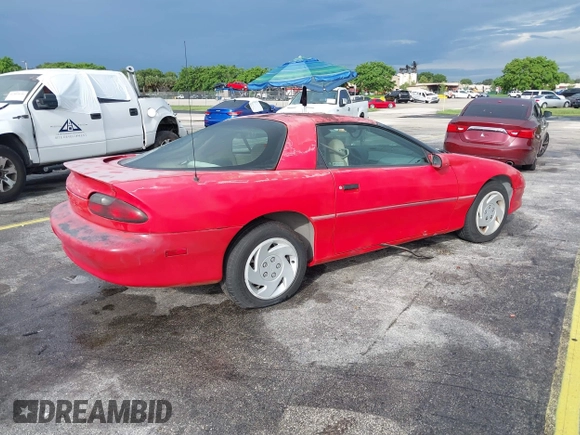 1995 Chevrolet Camaro z VIN 2G1FP22S2S2160911, wystawiony jako IAAI lot #42413545 z przebiegiem 32 767 mil mil oraz . Historia ofert i sprzedaży dostępna na DreamBid. Obrazek 4.