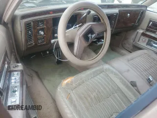 1990 Cadillac Brougham z VIN 1G6DW54Y1LR710024, wystawiony jako Copart lot #88406975 z przebiegiem 183 170 mil mil oraz Tytuł czysty. Historia ofert i sprzedaży dostępna na DreamBid. Obrazek 8.