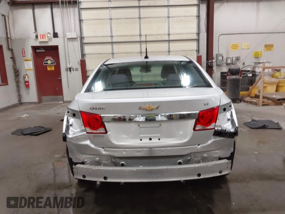 2014 Chevrolet Cruze 1LT z VIN 1G1PC5SB8E7117110, wystawiony jako IAAI lot #42224375 z przebiegiem 81 921 mil mil oraz . Historia ofert i sprzedaży dostępna na DreamBid. Obrazek 17.