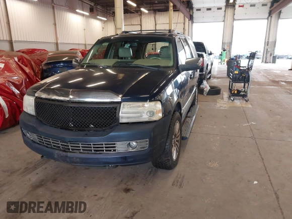 2007 Lincoln Navigator z VIN 5LMFU28597LJ00335, wystawiony jako IAAI lot #41291436 z przebiegiem 131 938 mil mil oraz . Historia ofert i sprzedaży dostępna na DreamBid. Obrazek 2.