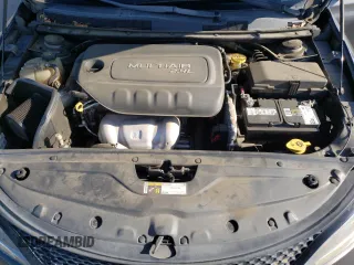 2015 Chrysler 200 S z VIN 1C3CCCBB1FN674775, wystawiony jako Copart lot #54410395 z przebiegiem 160 154 mil mil oraz Szkoda całkowita • Salvage title. Historia ofert i sprzedaży dostępna na DreamBid. Obrazek 11.