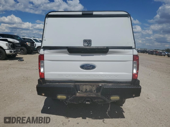 2018 Ford F-250 XL z VIN 1FT7W2BTXJEC94835, wystawiony jako Copart lot #56362375 z przebiegiem 141 628 mil mil oraz Czysty tytuł • Clean title. Historia ofert i sprzedaży dostępna na DreamBid. Obrazek 6.