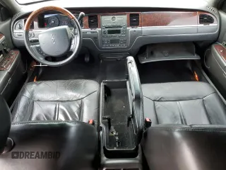 2008 Lincoln Town Car Limited z VIN 2LNHM82W58X651124, wystawiony jako Copart lot #57885485 z przebiegiem 244 887 mil mil oraz Tytuł czysty. Historia ofert i sprzedaży dostępna na DreamBid. Obrazek 8.