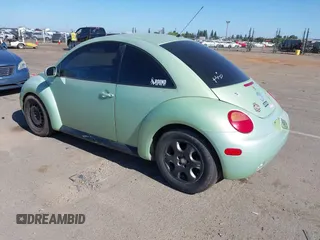 2002 Volkswagen Beetle GLS z VIN 3VWCK21C02M440356, wystawiony jako IAAI lot #42323403 z przebiegiem 204 146 mil mil oraz . Historia ofert i sprzedaży dostępna na DreamBid. Obrazek 3.